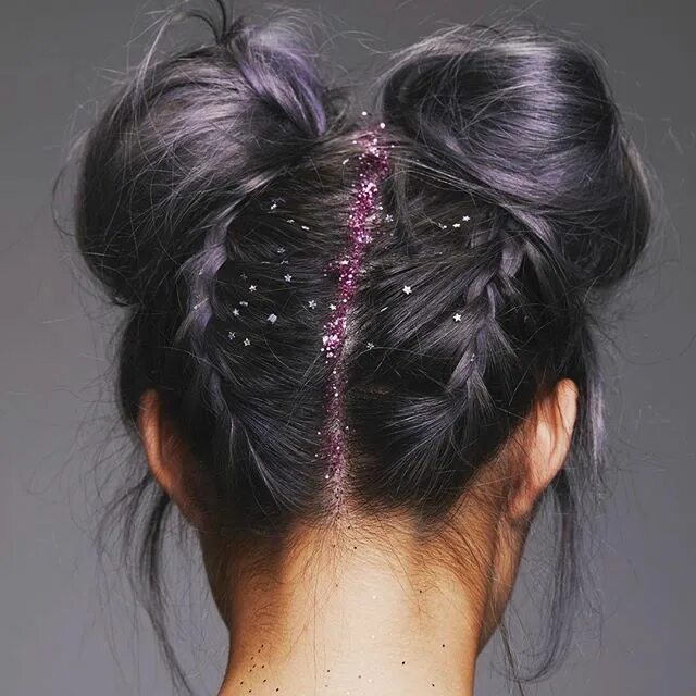 Прическа со стразами на волосах Buns with glitter roots @loveisinthehair_byjanet Bun hairstyles, Dyed hair, Long