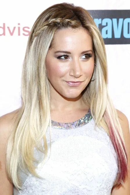 Прическа спереди A Cute Way To Switch Up A Mini-Braid, As Seen On Ashley Tisdale Braided hairstyl