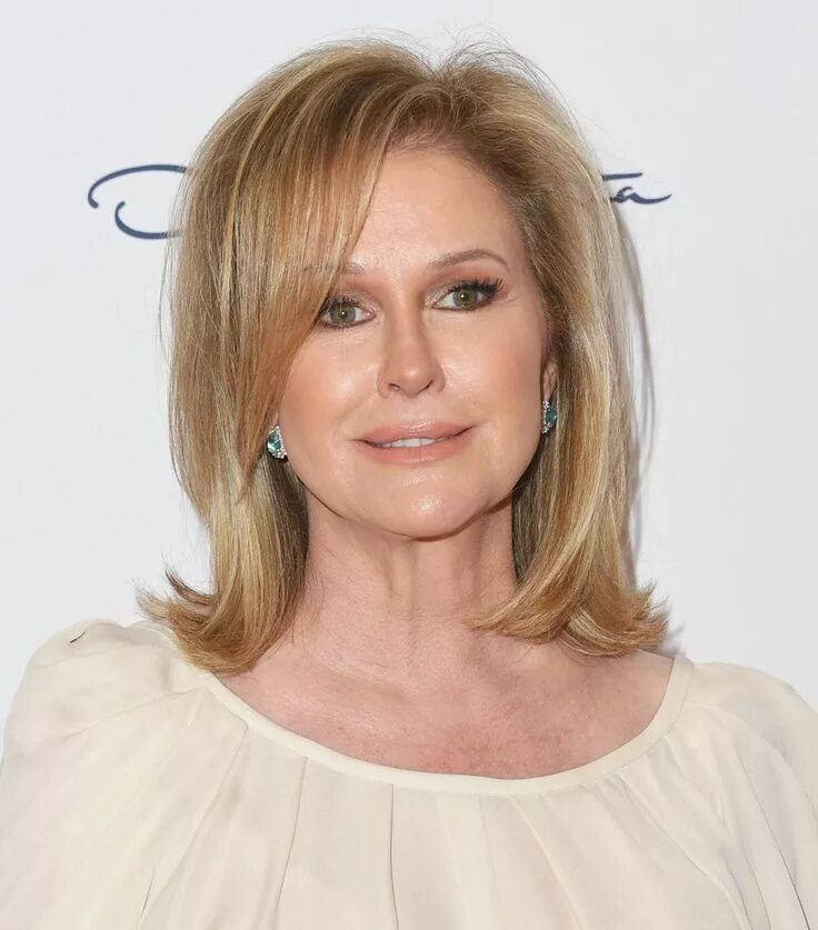 Прическа средняя длина 50 лет Kathy Hilton's Bouncy Flip Medium length hair styles, Hairstyles over 50, Medium