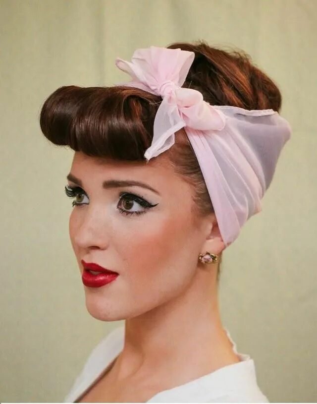 Прическа стиляг на средние волосы How To Do Retro Pin-up Bangs 50s hairstyles, Vintage hairstyles, Retro hairstyle