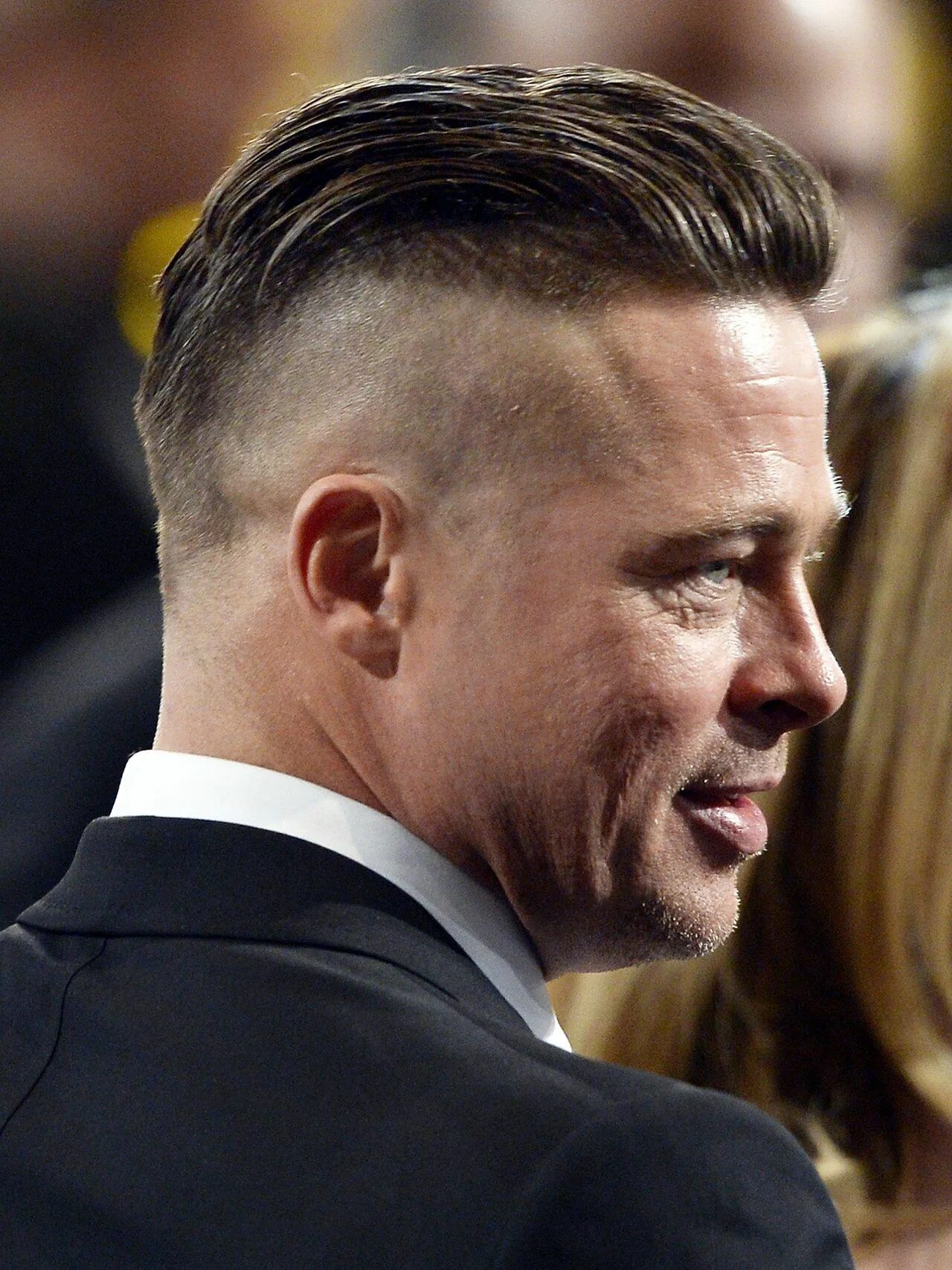 Прическа стоит 16 Looks That Prove Brad Pitt Is a Grooming God Brad pitt fury haircut, Brad pit