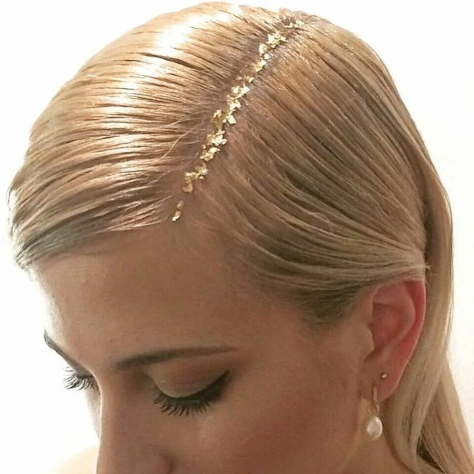 Прическа стразы Gold Leaf Hair Is the Gorgeous Holiday Beauty Trend You Need to Try Holiday hair