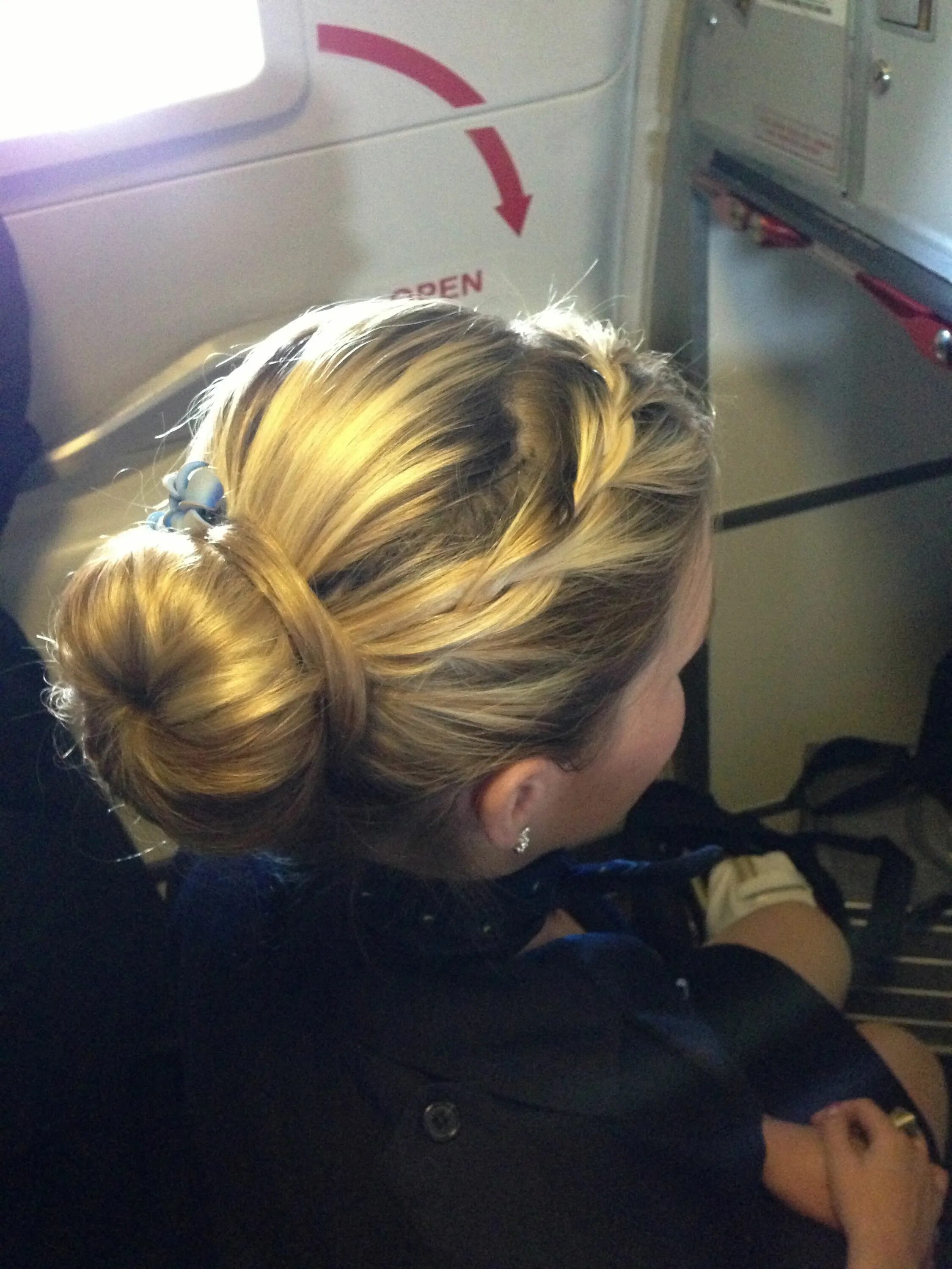 Прическа стюардессы на длинные Pin on Flight Attendant Hairstyles Flight attendant hair, Long hair styles, Hair