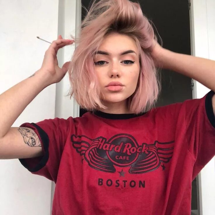 Прическа тик ток женская стреляю у отца футболки и сиги Pink short hair, Pink hair, Hair streaks