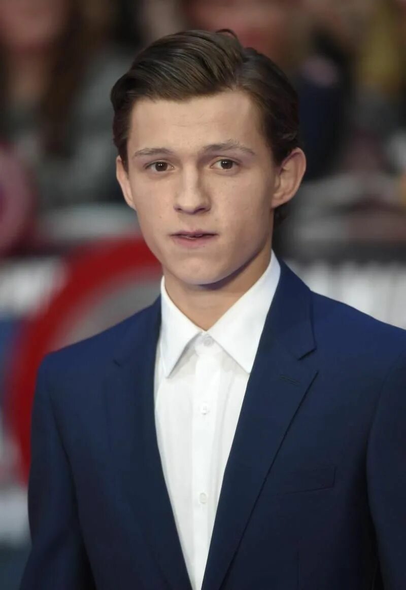 Прическа тома холланда 2024 Spider-Man: Homecoming Actor Tom Holland Visits Childrens Hospital In New York V