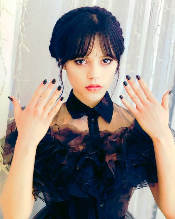 Прическа уэнсдей для девочки на балу Wednesday Jenna Ortega em 2023 Wandinha, Artistas, Sakura