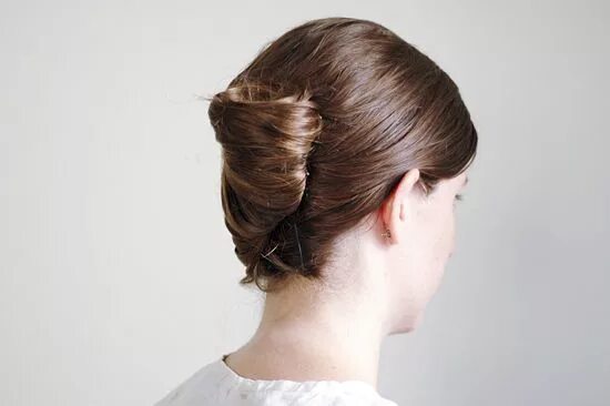 Прическа улитка на длинные 4 Ways to French Twist Hair: An Easy Step-by-Step Guide French twist hair, Long 