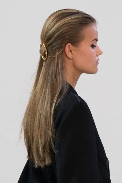 Прическа в офис на длинные волосы Céline at Paris Fashion Week Spring 2015 Tendances coiffures, Coiffure, Beau