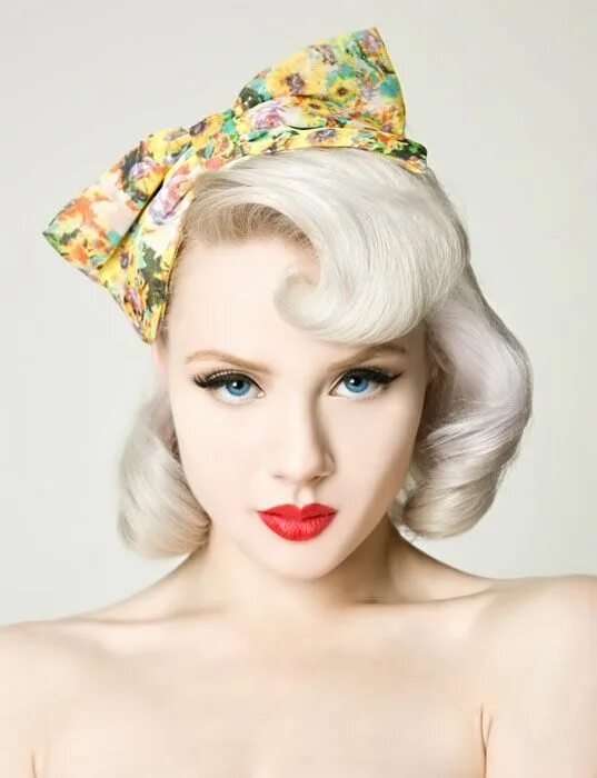 Прическа в ретро стиле для девочки classy hairstyle! wish my dark hair went this platinum Pin up hair, Retro hairst