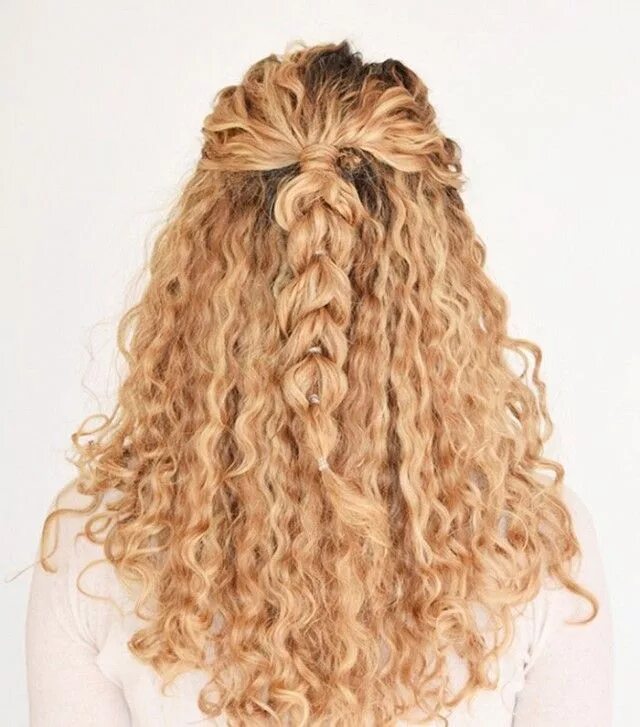 Прическа в школу на волнистые волосы 30 Hairstyles for Curly Hair That Are Simple and Chic Curly hair styles, Curly h