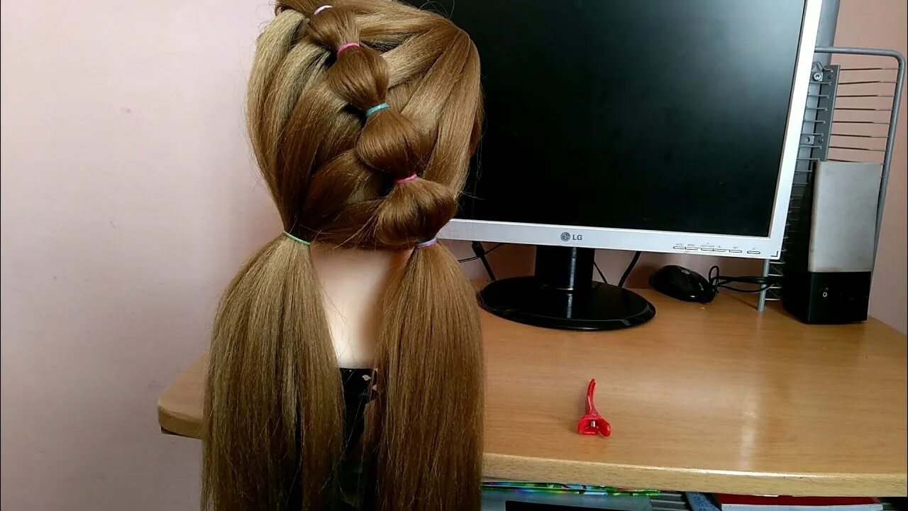 Прическа в школу с резинками Зачіска із резинок в школу.Hairstyle from gum to school.Penteado de chiclete par