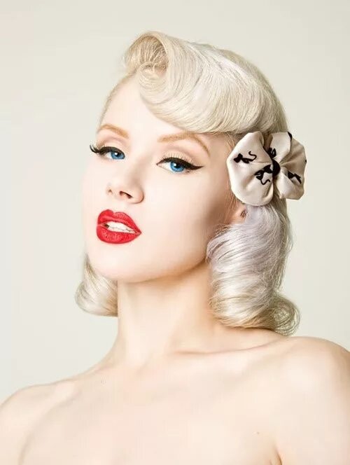 Прическа в стиле 50 х годов Retro Hairstyle Coiffures rétro, Coiffures vintage, Coiffures pin up