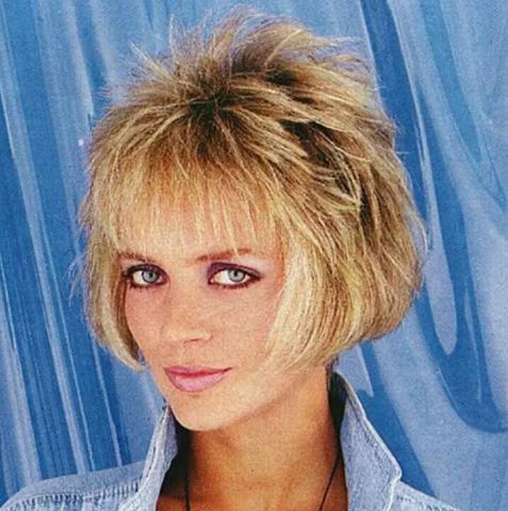 Прическа в стиле 90 на каре Pin by Pinner on 80s Hair & Style Short hair styles, 80s hair, 80's hairstyle