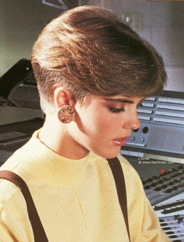 Прическа в стиле 90 на короткие волосы sweet girl 80s short hair, Wedge haircut, Short wedge hairstyles