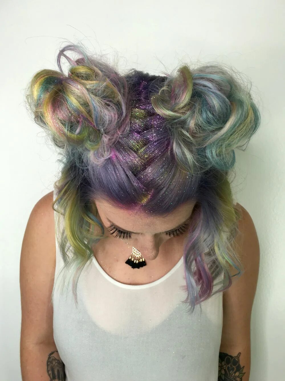 Прическа в стиле космос для девочки Glitter roots and space buns. Hair styles, Braided hairstyles, Summer hair color