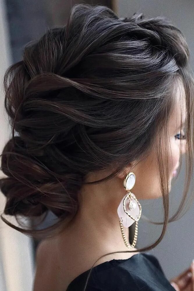 Прическа вечерняя на средние 2024 Wedding Hairstyles For Curly Hair: 30+ Looks & Expert Tips Long hair styles, Bri