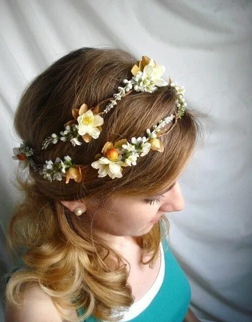 Прическа венок для девочки Autumn Foliage Head Wreath in a Pretty Hairstyle 3 Flower girl hairstyles, Hair 