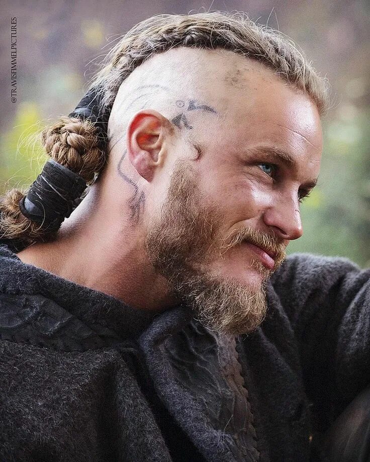 Прическа викингов фото Travis Fimmel #Viking Follow @beardedlifestyle for pictures of beardsmen from al