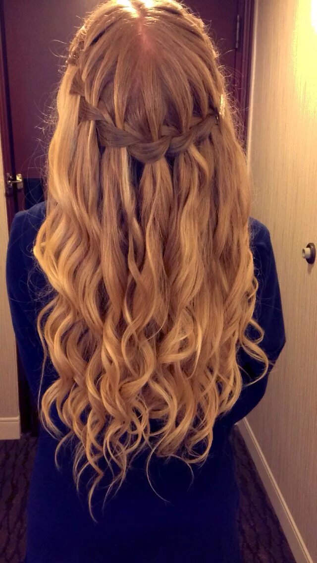 Прическа водопад на длинные волосы Waterfall braid with curls Braids with curls, Waterfall braid prom, Hair styles