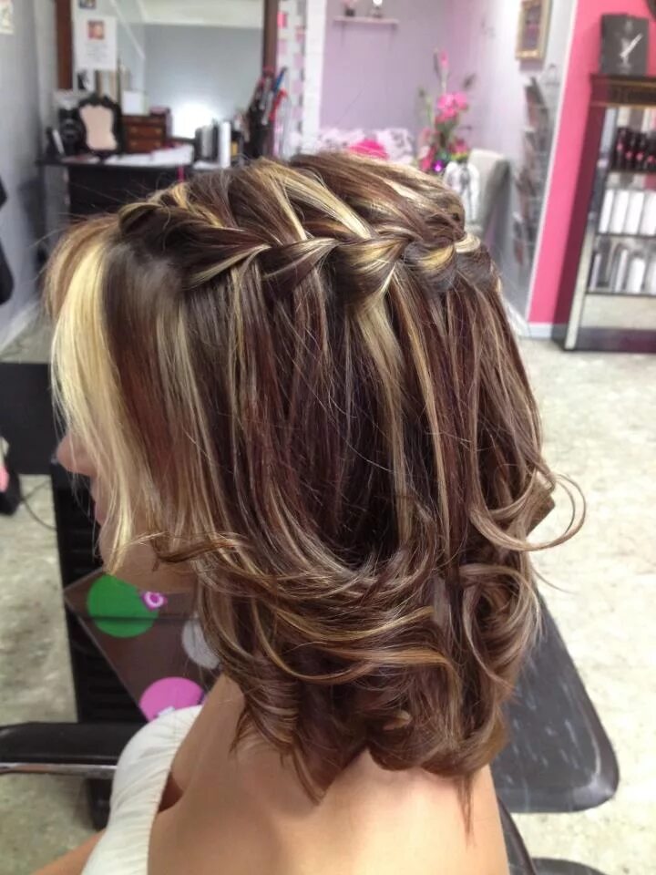 Прическа водопад на каре waterfall braid works on medium layered hair too! Medium length hair styles, Hai