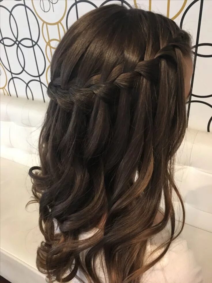 Прическа водопад на средние Waterfall braid with loose curls Waterfall braid hairstyle, Waterfall braid with