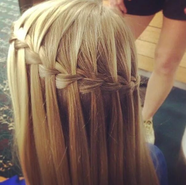 Прическа водопад на средние волосы Waterfall braid with straight blonde hair Quick hair braid, Straight blonde hair