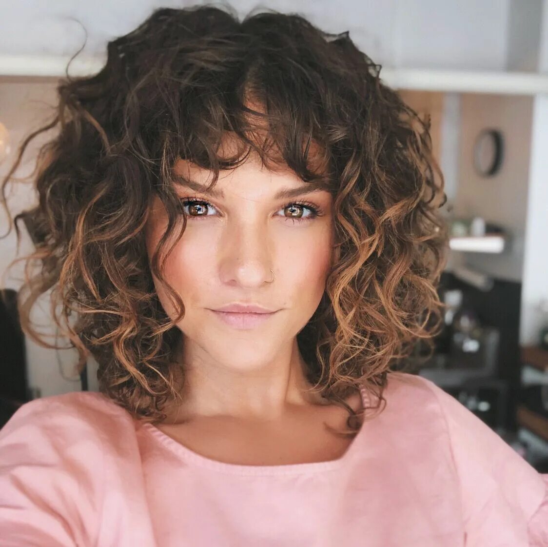 Прическа волнистые волосы средней длины фото Curly shag with bangs Curly hair with bangs, Haircuts for curly hair, Short curl