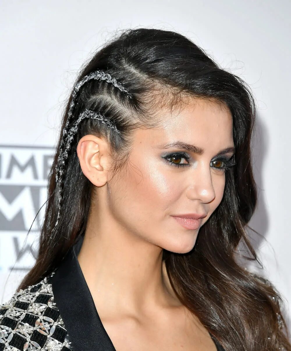 Прическа волосы Nina Dobrev sported the most gorgeous braided hairstyle at the AMAs