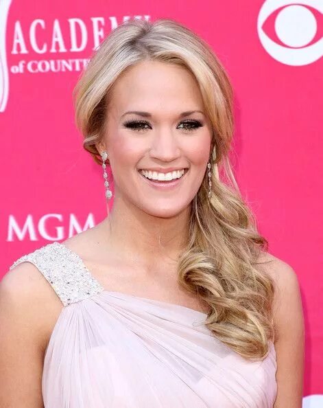 Прическа волосы на бок фото More Pics of Carrie Underwood Ponytail Side ponytail hairstyles, Medium hair sty