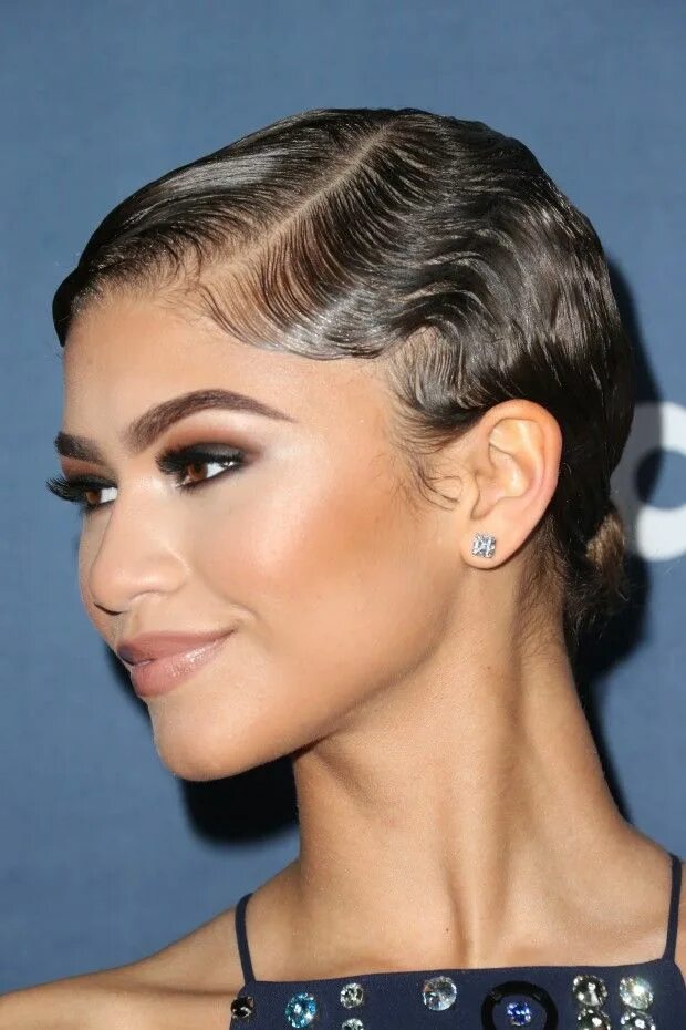 Прическа волосы на лбу Os looks do GLAAD Award 2016 - Fashionismo Finger wave hair, Hair waves, Long ha