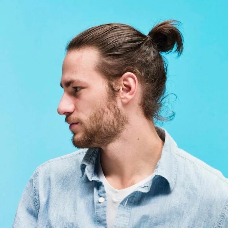 Прическа волосы на макушке мужская How to Grow a Man Bun: Full Guide With 7 Easy Styles in 2024 Man bun hairstyles,