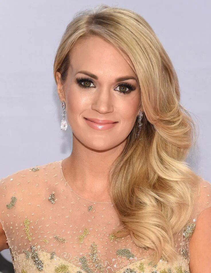 Прическа волосы набок Mom-to-Be Carrie Underwood Glows at the CMAs Carrie underwood photos, Side swept