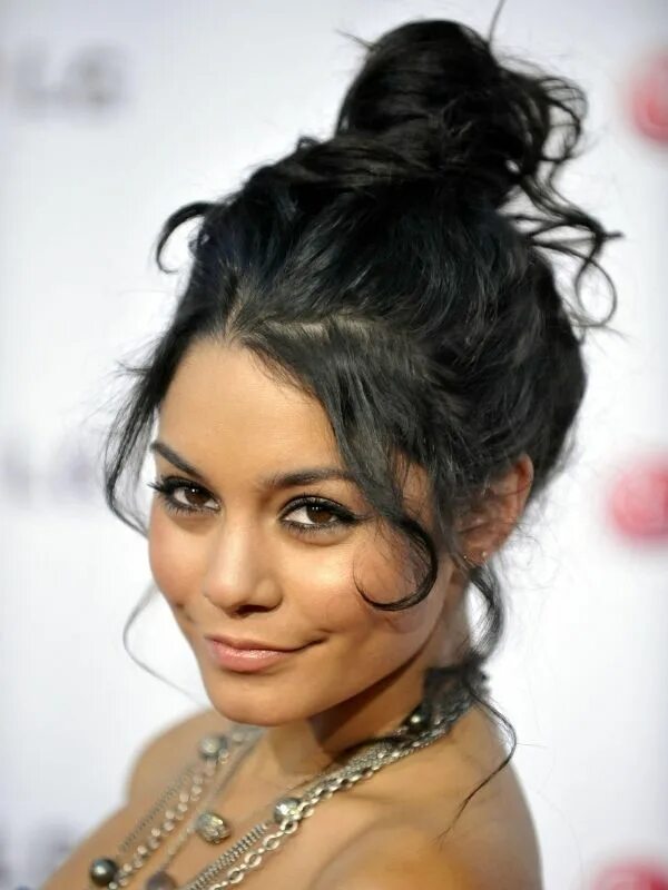 Прическа волосы наверху Love her messy bun Vanessa hudgens hair, Wedding hairstyles for medium hair, Wed