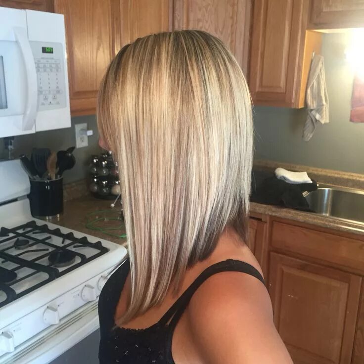 Прическа впереди длинные волосы сзади короче Long angled bob by Gwen at Salon Salon in Paddock Lake, WI Angled bob haircuts, 