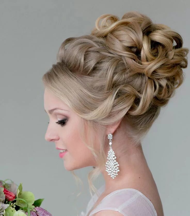 Прическа высокая на средние волосы на торжество Incredibly Elegant Wedding Hairstyles - MODwedding Elegant wedding hair, Unique 