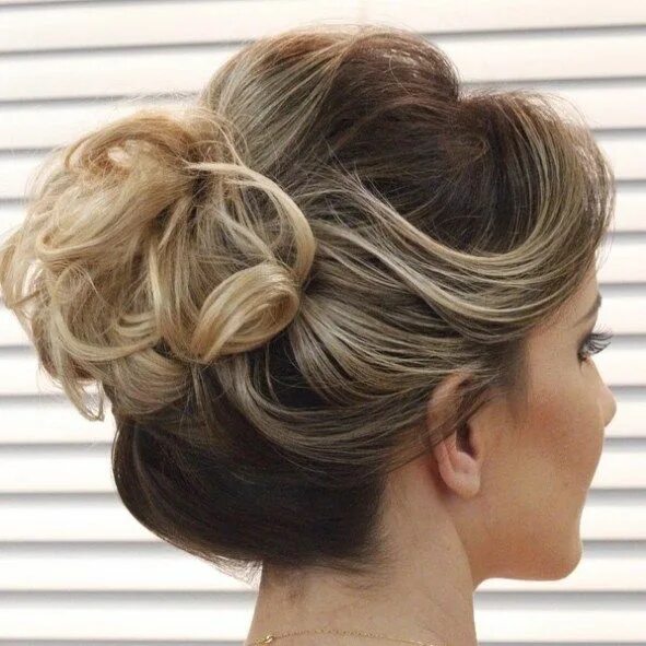 Прическа высокий пучок на длинные седые волосы 40 Quick and Easy Short Hair Buns to Try Bun hairstyles, Short hair bun, Medium 