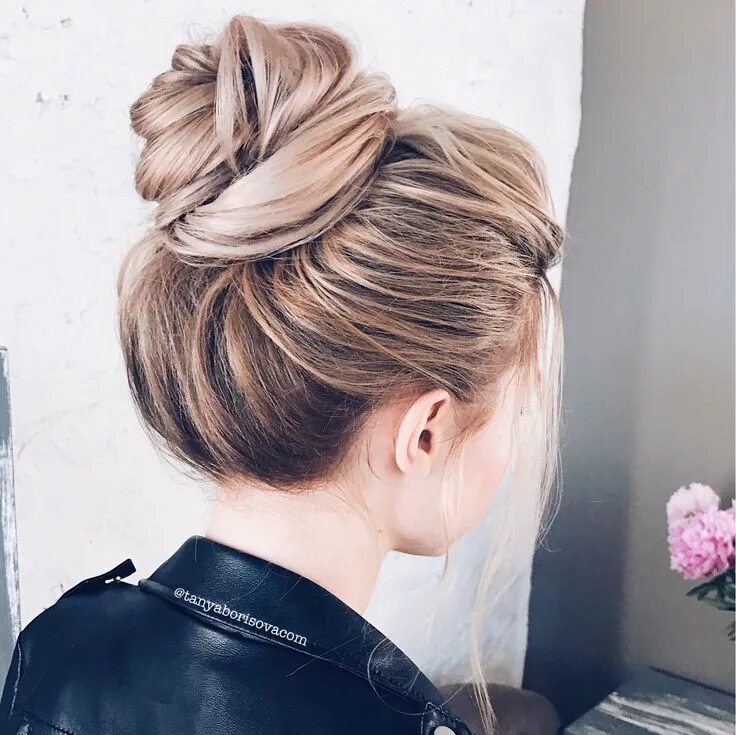 Прическа высокий пучок на средние Стильный объёмный высокий пучок/узелок. Hair bun for a long blond hair Прически,