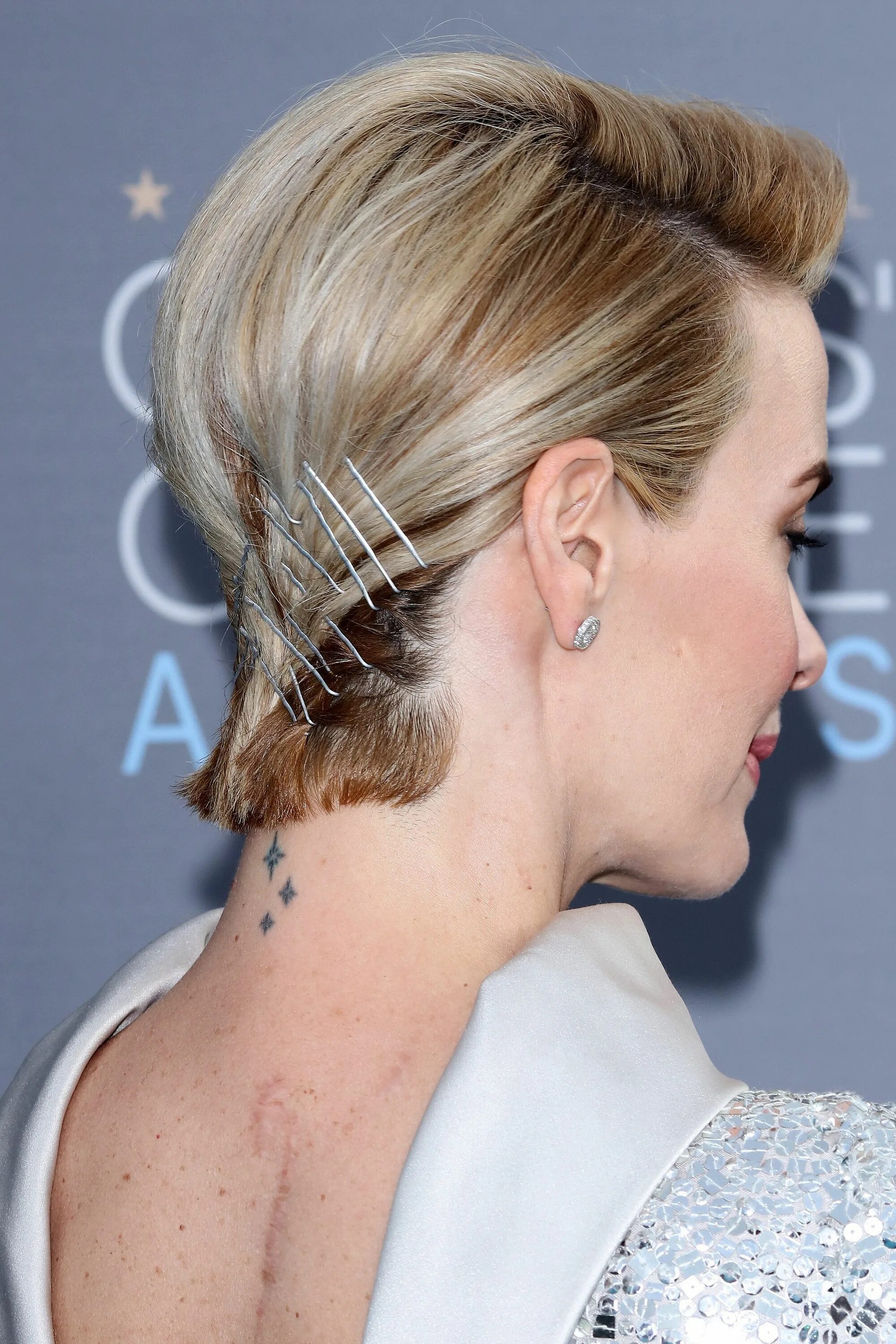 Прическа заколотые волосы Must-See Hair and Makeup Moments From the 2023 Critics' Choice Awards Edgy updo,