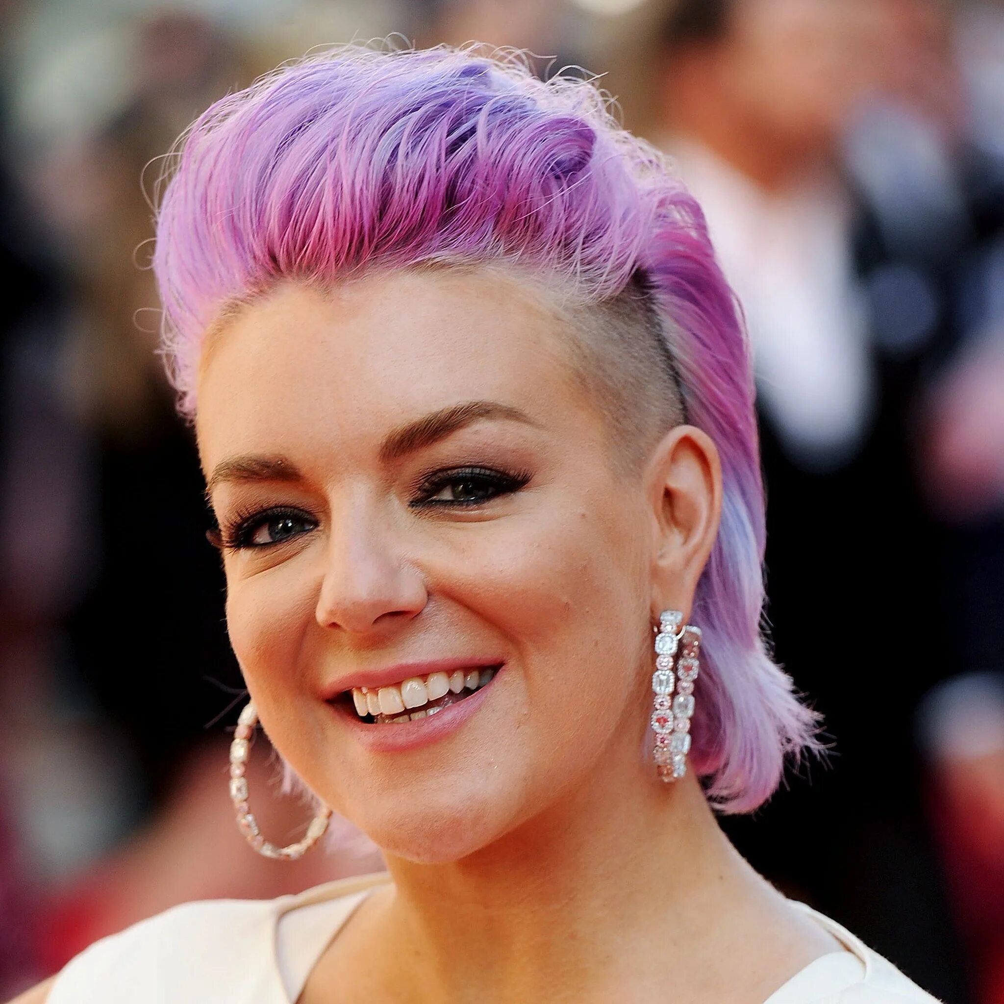 Прическа женская бесплатно Sheridan Smith Debuts Her Dramatic Lilac Mohawk Mohawk hairstyles, Thick hair st