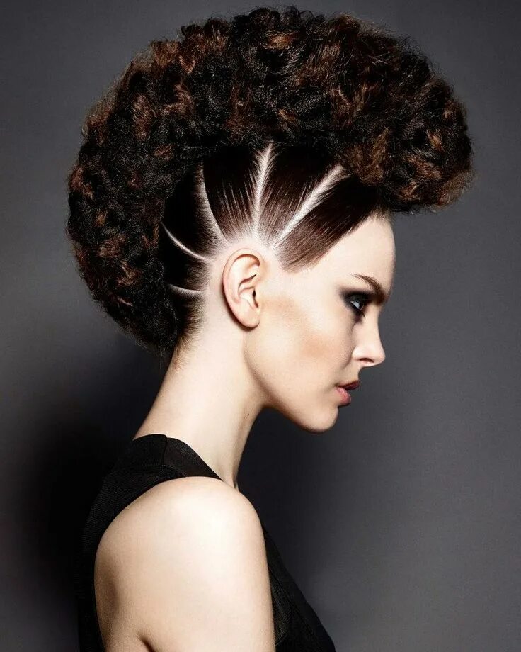 Прическа женская бесплатно Love the amazing shape of this updo in this standout look from James Earnshaw, C