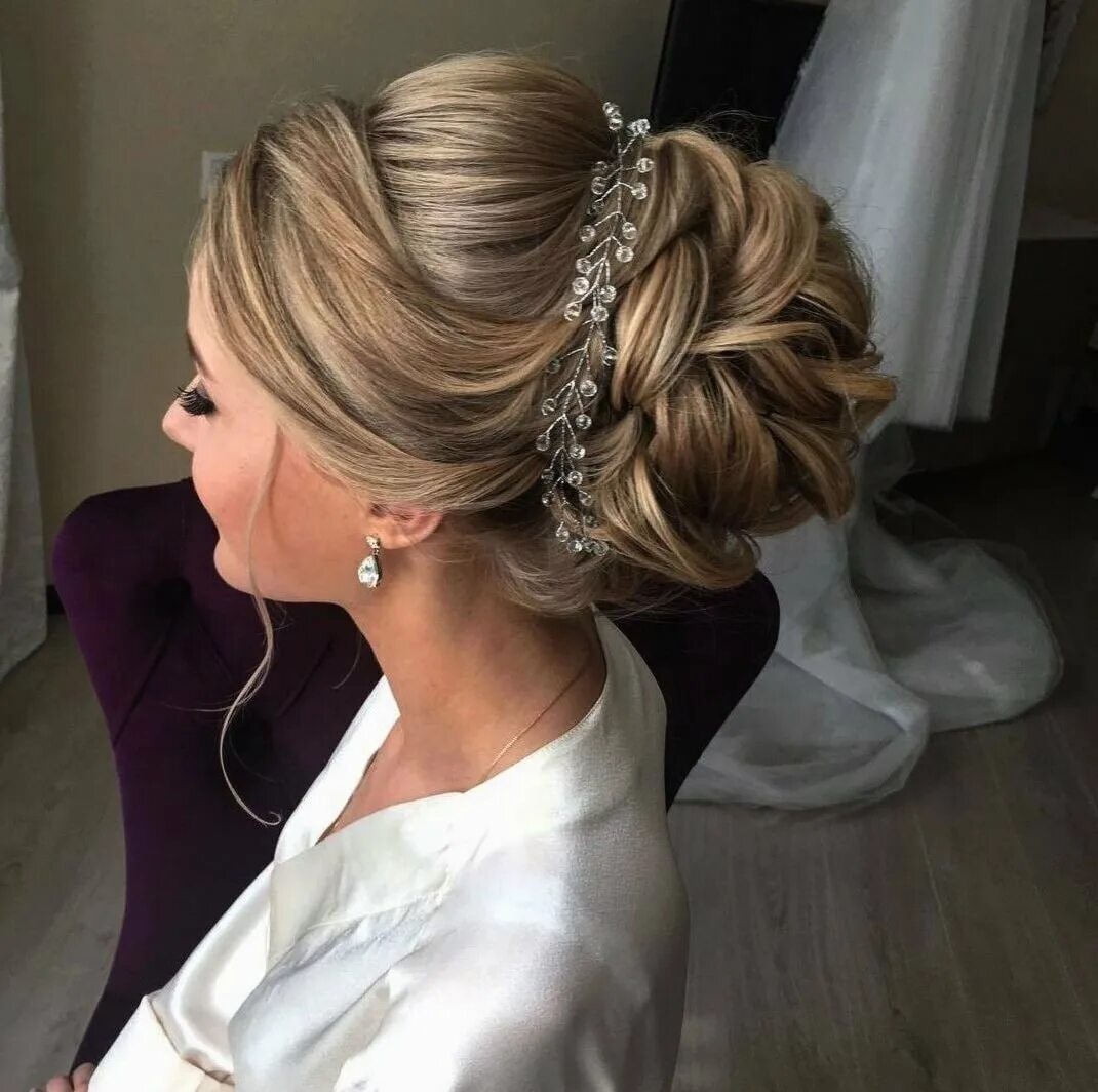 10 Charming Bridesmaid Hairstyles Ideas You Can Try Wedding hairstyles, Bride ha