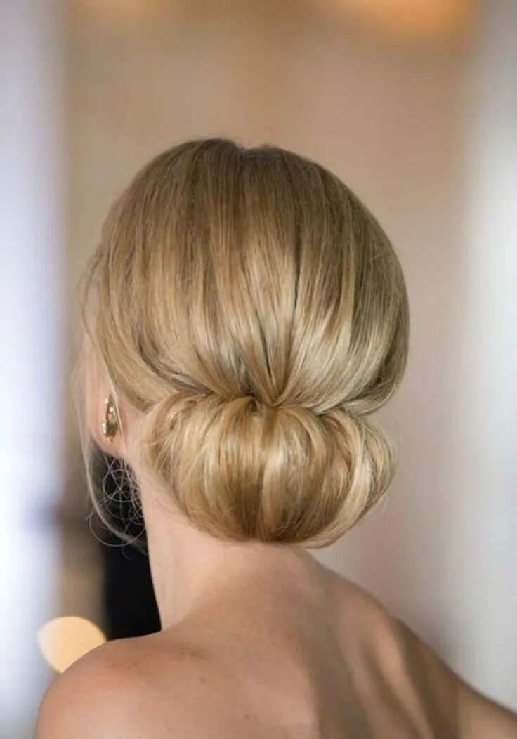 Прическа женская низкий пучок 75 idées coiffure pour les fêtes Chignon hair, Braided hairstyles updo, Hair upd