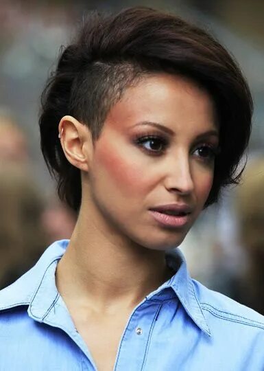 Прическа женская одна сторона короткая Amelle-Berrabah Shaved side hairstyles, One side shaved hairstyles, Half shaved 