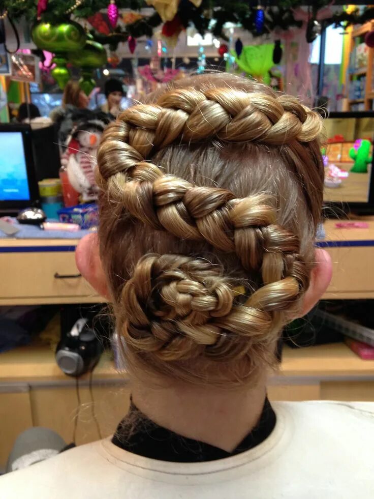 Прическа зигзаг для девочки Cool idea for an updo snake braid with a coiled bun. KidSnips.com Hair styles, G