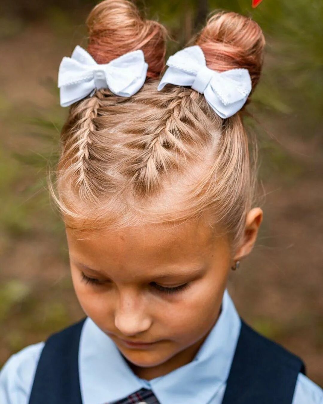 peinados faciles para niñas, pelo en dos moños con coleteros de cintas blancas c