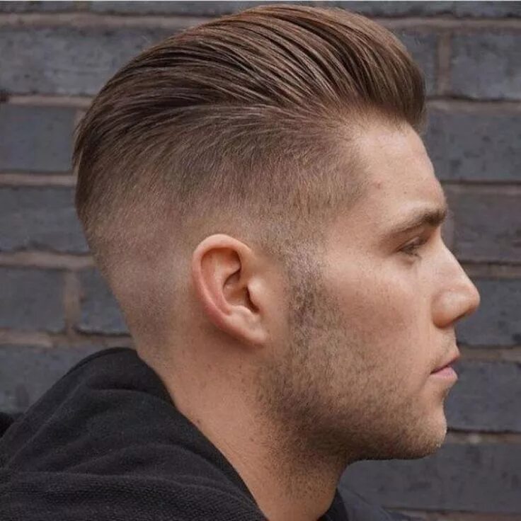 Cheveux brossés en arrière + Dégradé à blanc moyen - Coupe de cheveux homme Coup