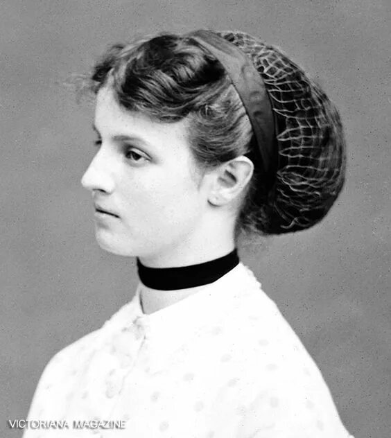 Прически 1860 годов Late 1860s chignon with snood. Victorian hairstyles, Victorian era hairstyles, C