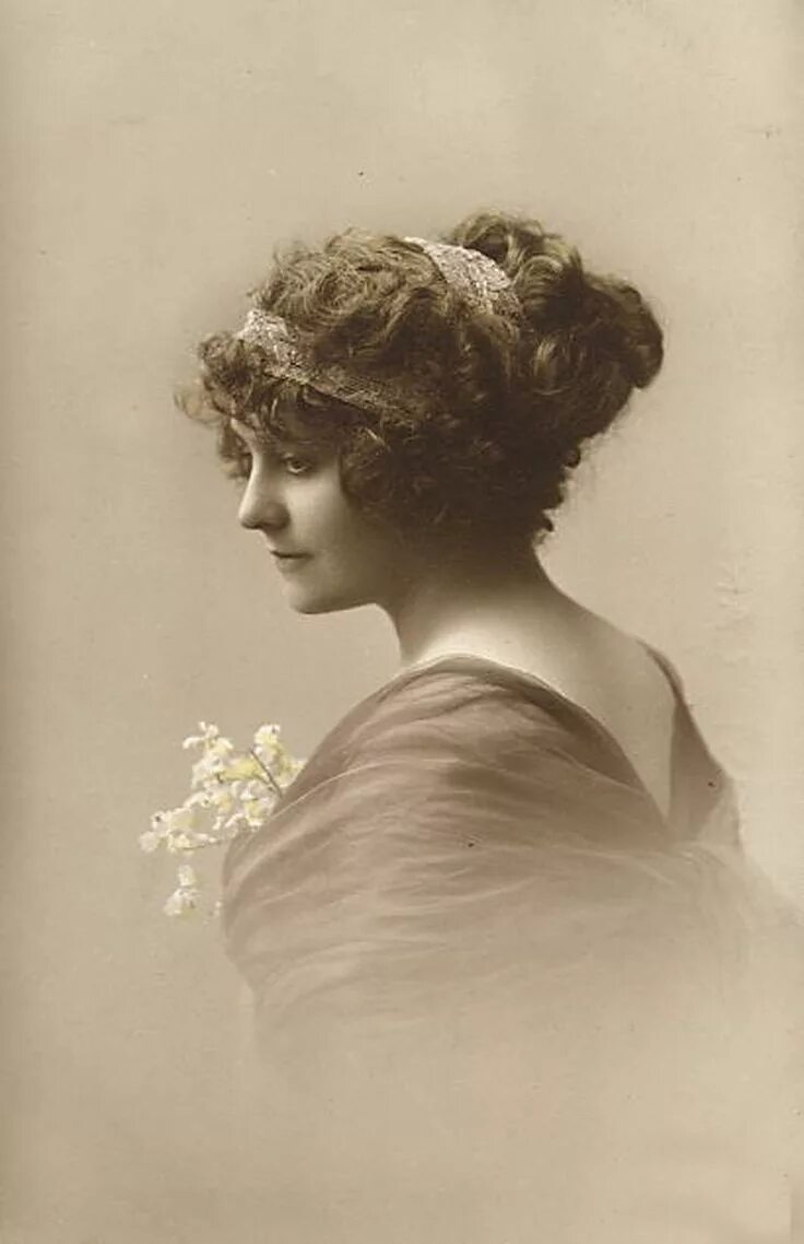 Прически 1900 х годов photo lady in chiffon with delicate yellow flowers Vintage photos women, Vintage