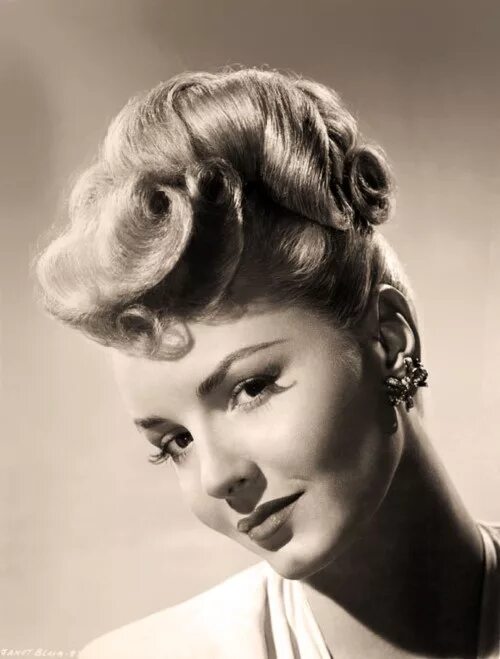 Прически 1940 х годов Janet Blair, 1940’s - wonderful swirly up-do and eyelashes!! Vintage hairstyles,