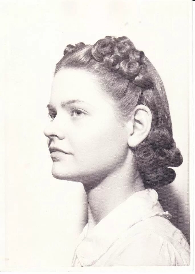 Прически 1940 х годов женские Early 40s Lady Hairstyle 1940s hairstyles, Vintage hairstyles, Vintage hairstyle